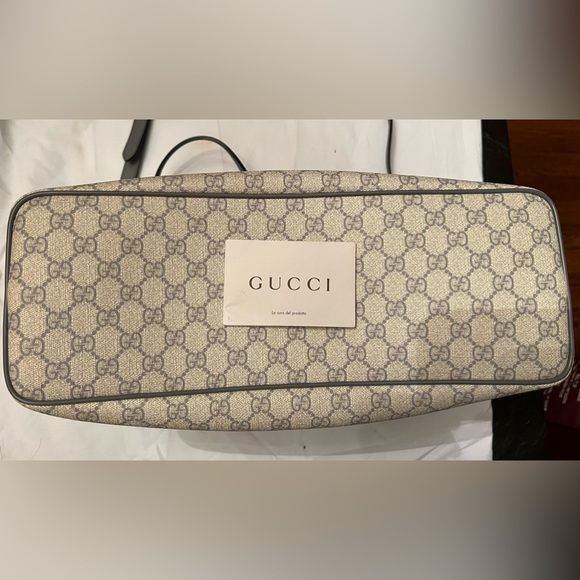 Authentic Gucci shoulder bag in Excellent condition with dust bag and box. - Picture 3 of 15